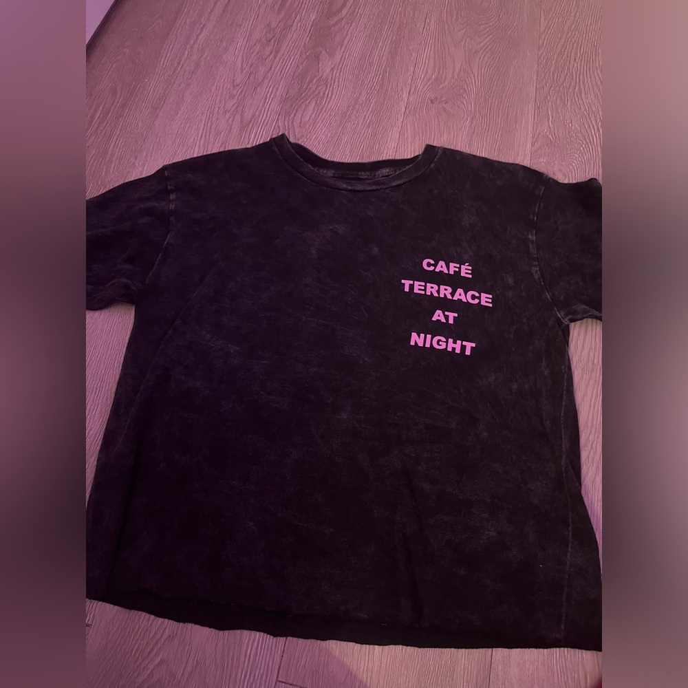 Grey and pink Van Gogh shirt runs bigger